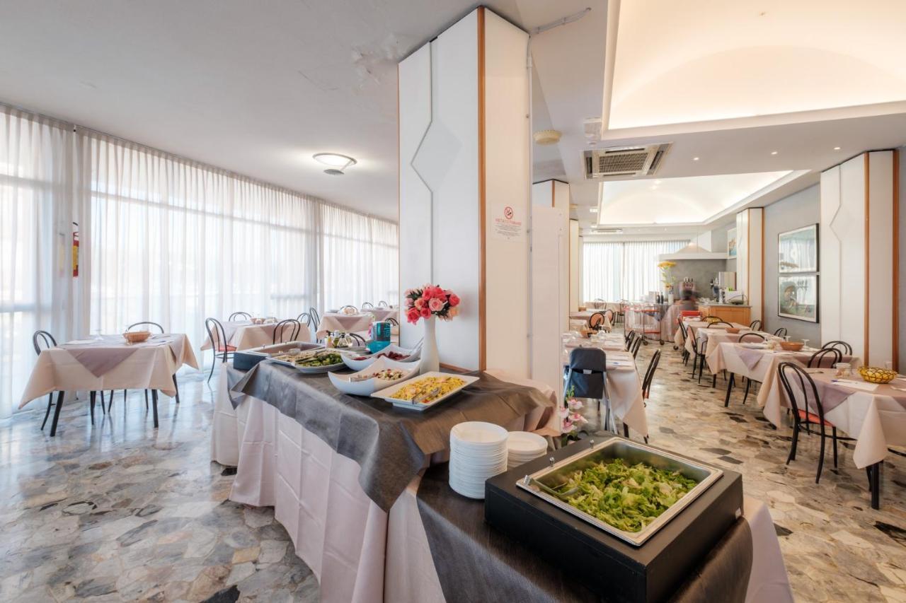 רימיני Hotel Crown מראה חיצוני תמונה