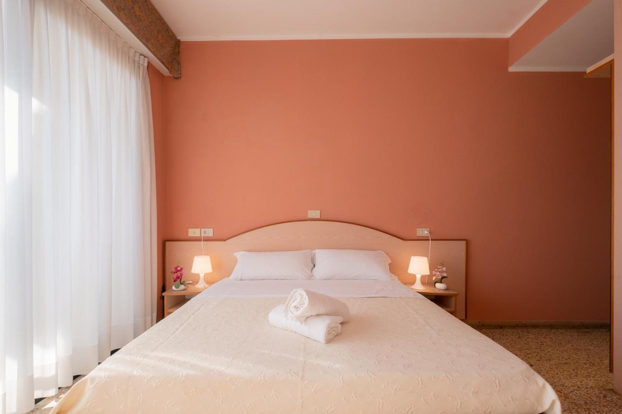רימיני Hotel Crown מראה חיצוני תמונה