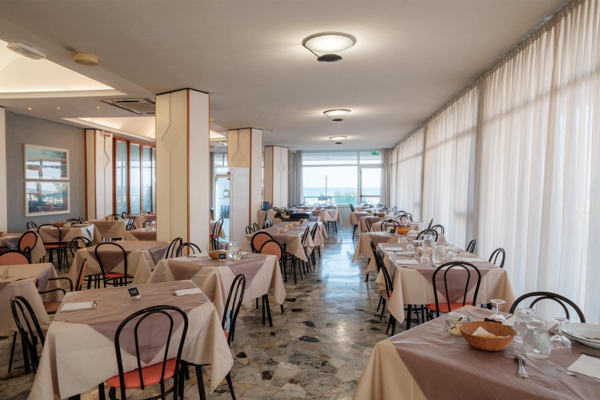 רימיני Hotel Crown מראה חיצוני תמונה