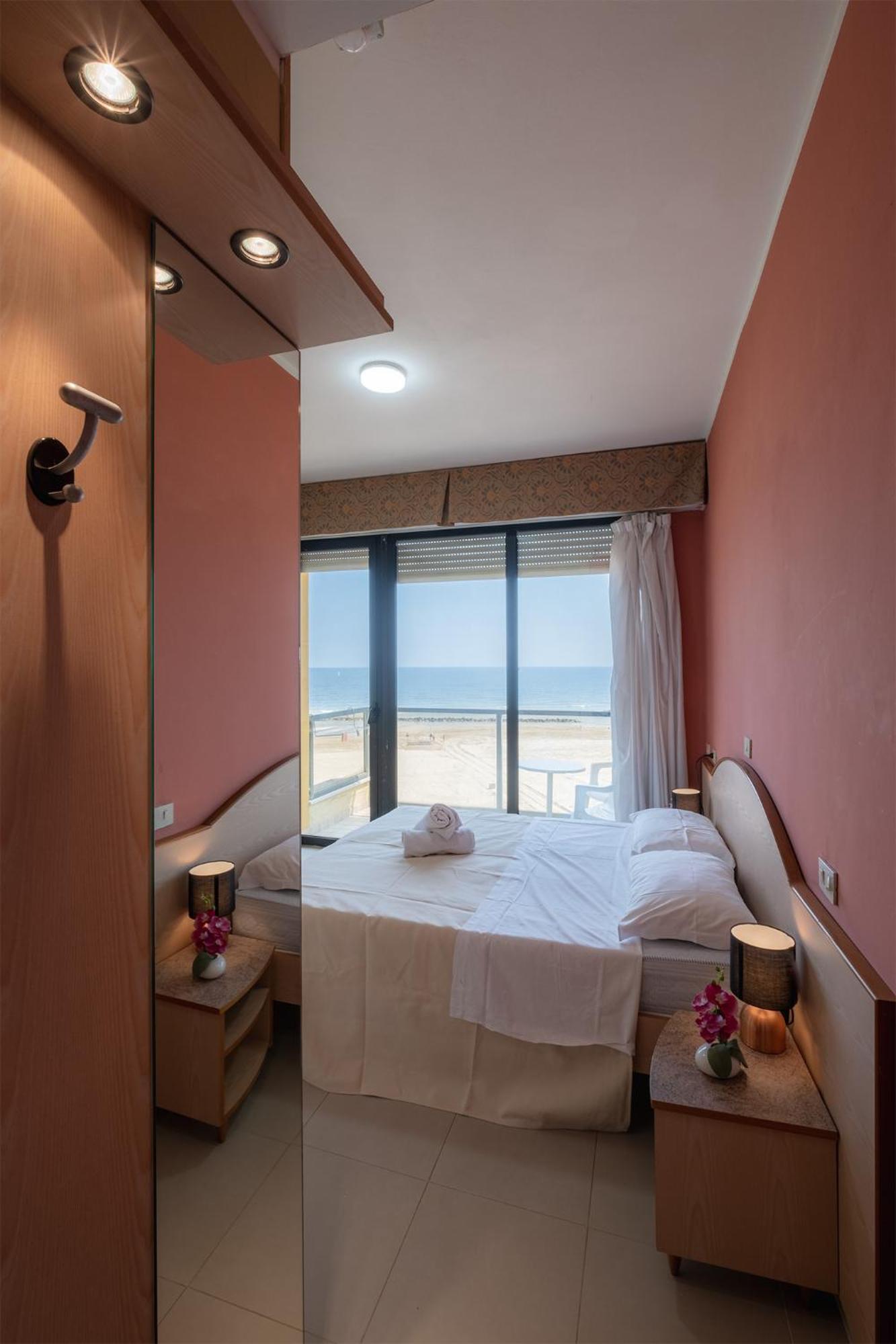 רימיני Hotel Crown מראה חיצוני תמונה