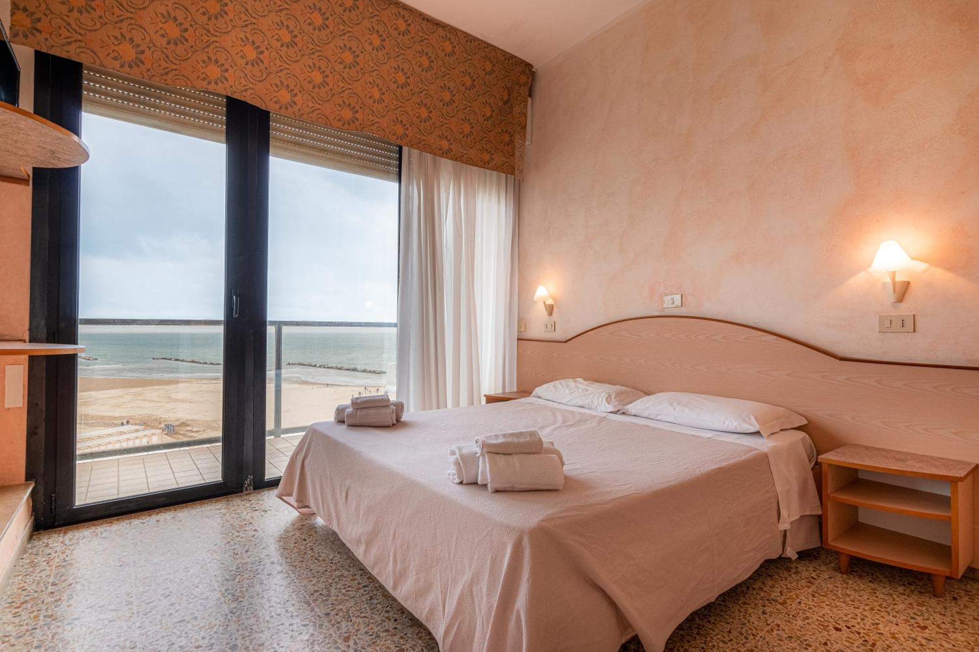 רימיני Hotel Crown מראה חיצוני תמונה