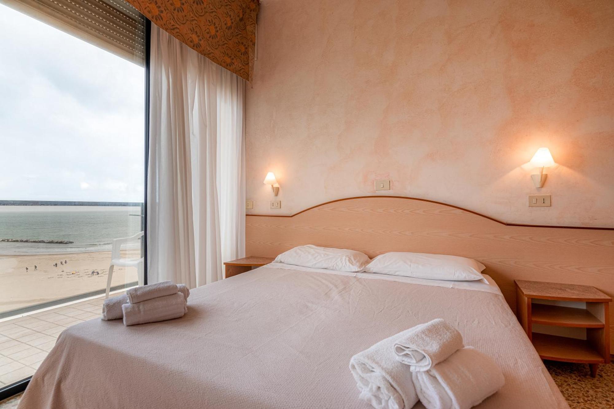 רימיני Hotel Crown מראה חיצוני תמונה