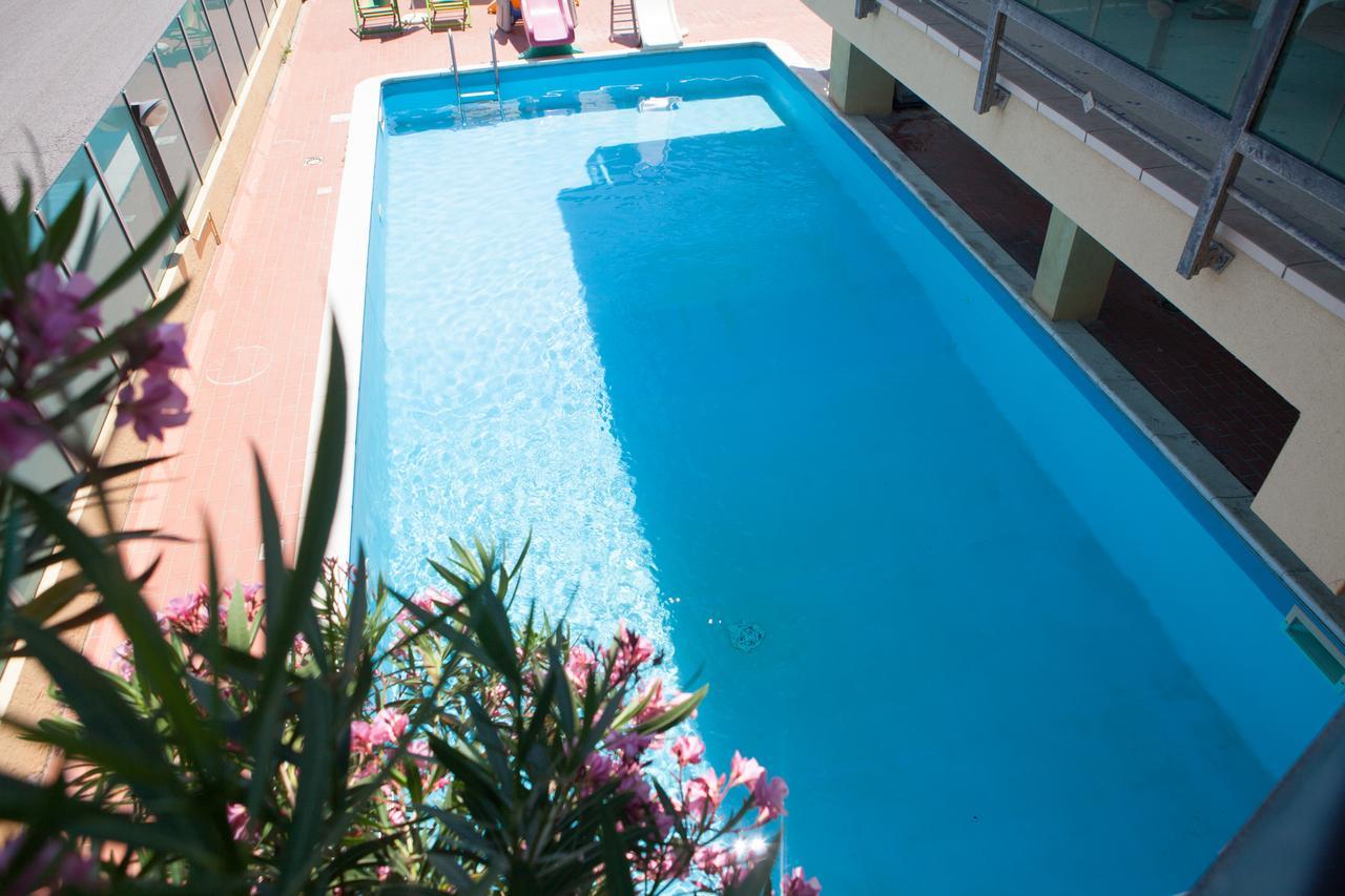 רימיני Hotel Crown מראה חיצוני תמונה