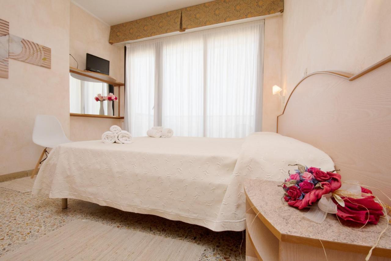 רימיני Hotel Crown מראה חיצוני תמונה