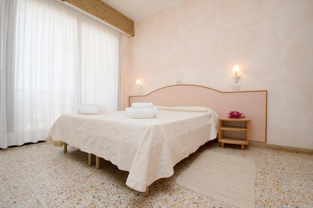 רימיני Hotel Crown מראה חיצוני תמונה